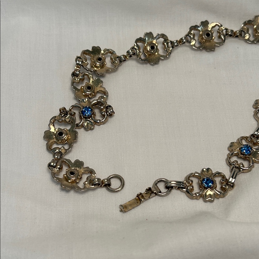 Vintage Silver Toned Choker Necklace Linked Flower Motifs with Blue Rhinestones - Picture 4 of 6